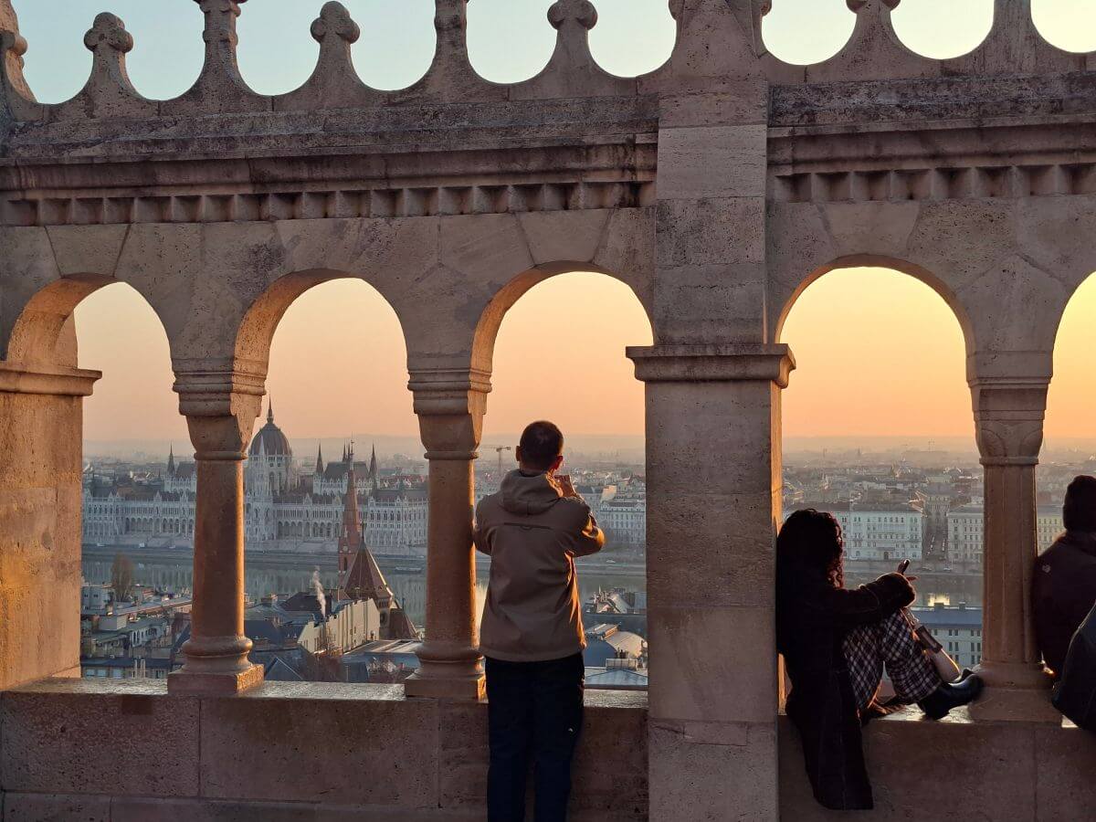 El Parlamento de Budapest bajo los arcos neogóticos del Bastión de los Pescadores