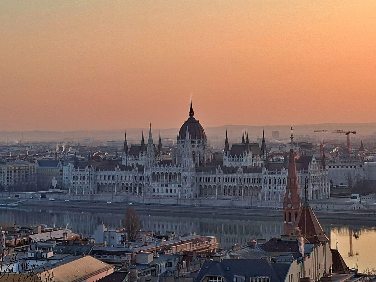 El Parlamento de Budpest desde el Bastión de los Pescadores