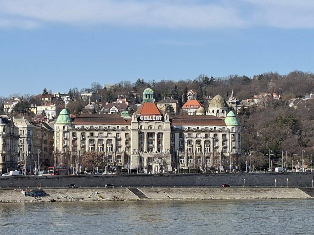 El famoso Balneario Gellért frente al Danubio