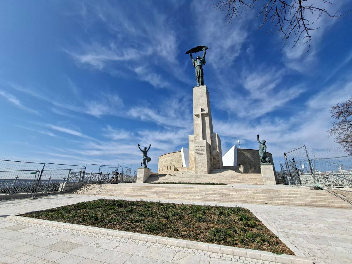 La estatua de la Libertad corona la ciudadela y la colina Gellért