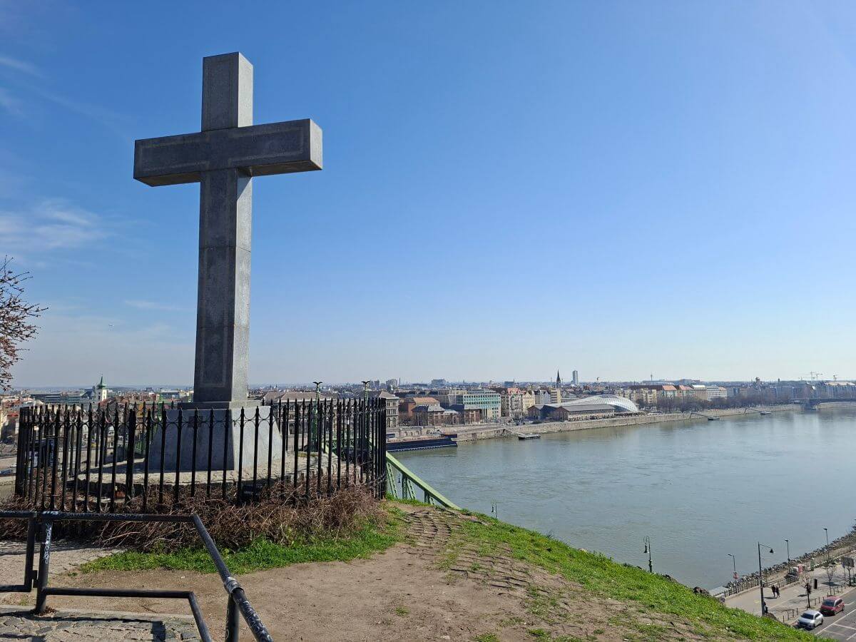 La gran cruz de la Colina Gellért dominael Danubio