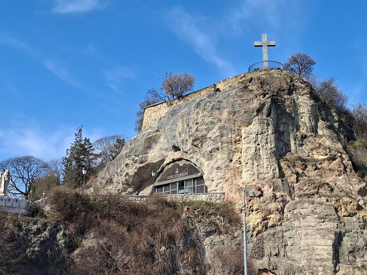 La iglesia escavada en la roca de la Colina Gellért