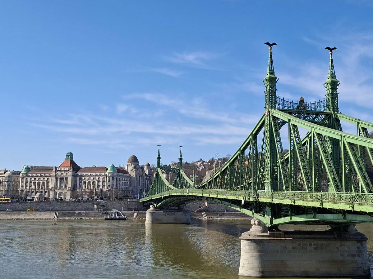 Panorámica de los Baños Gellért con el Puente de la Libertad en primer plano