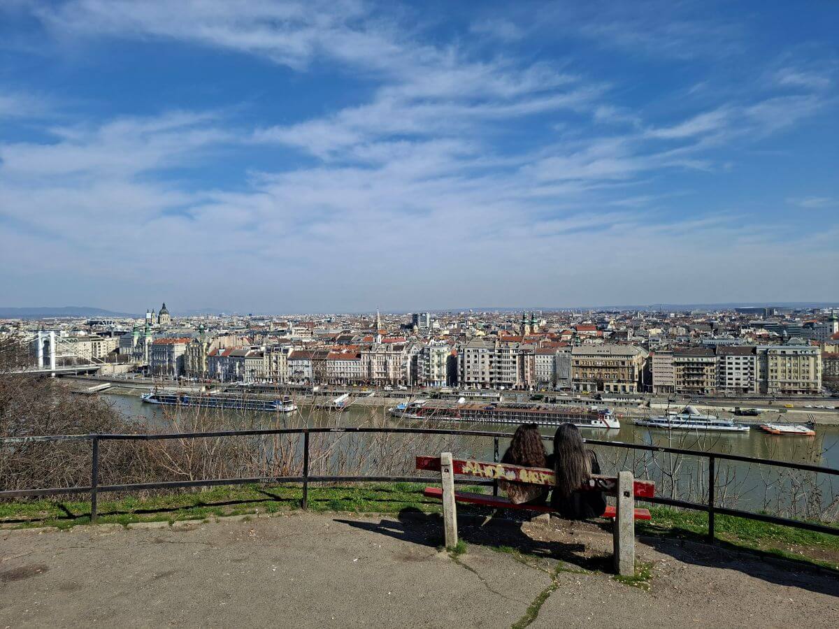 Panorámica sublime de Budapest desde la Colina Géllert