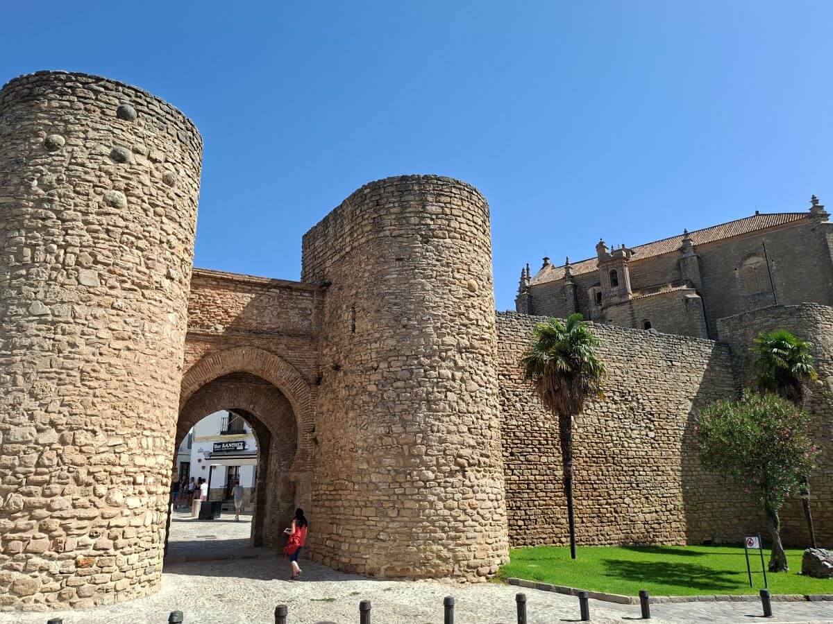 La regia Puerta de Almocábar