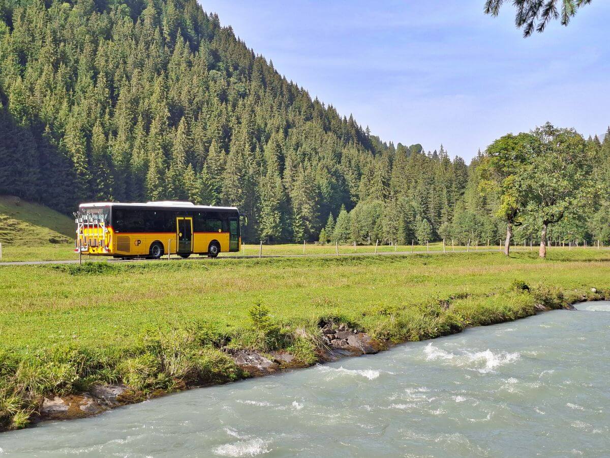 Autobús postal en el valle de Rosenlaui