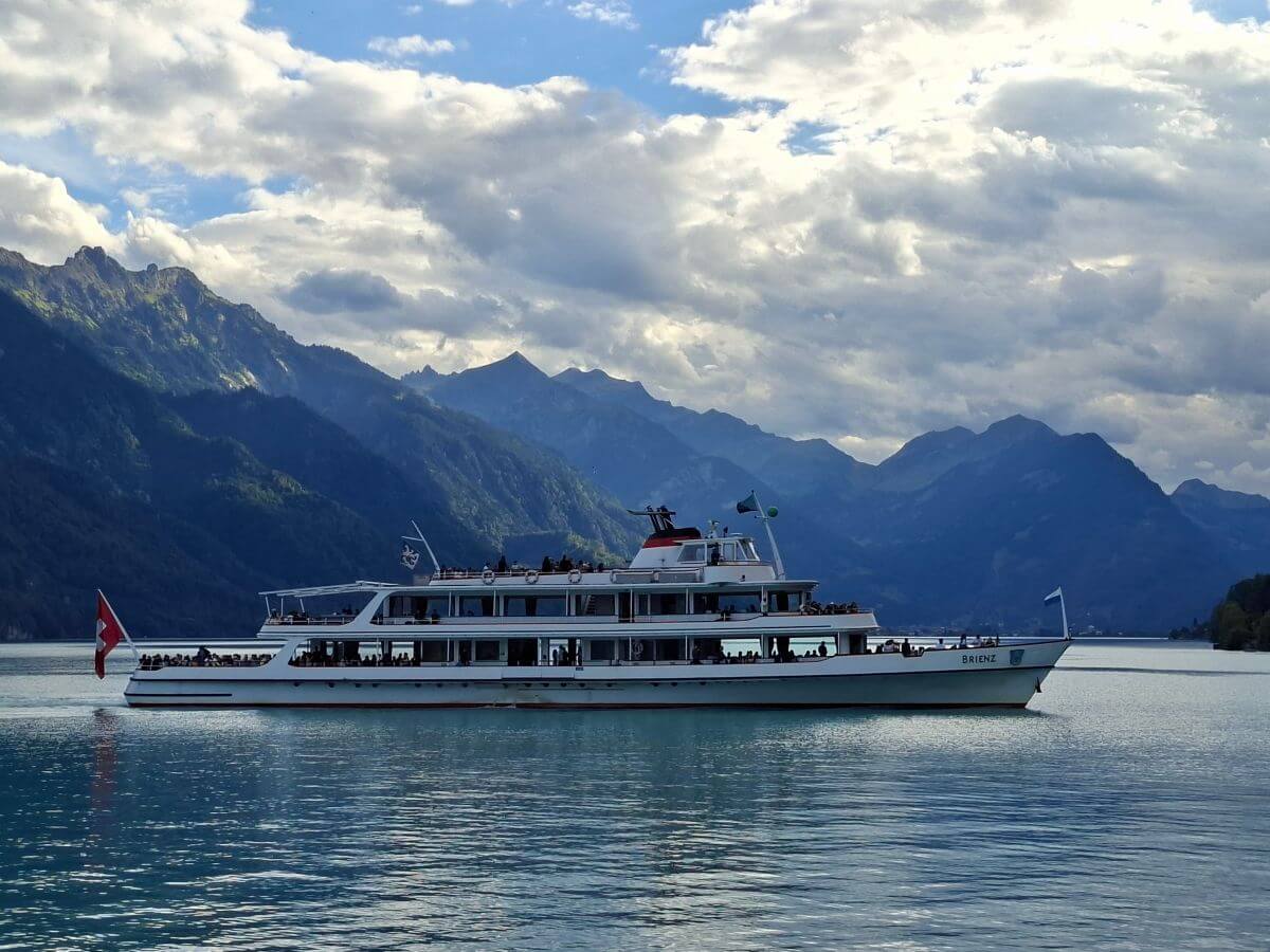 Barcos cruzando el lago de Brienz
