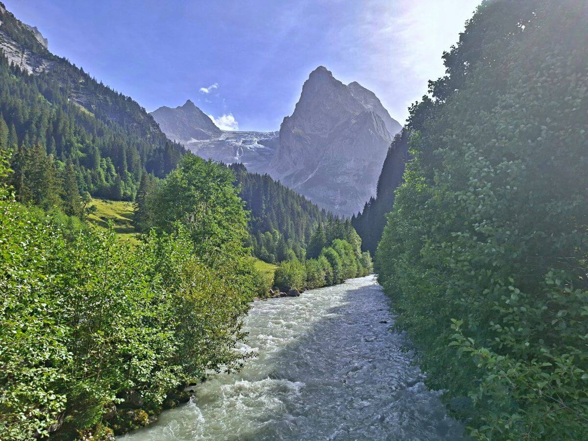 El río Rychenbach con el Wellhorn y el Wetterhorn detrás