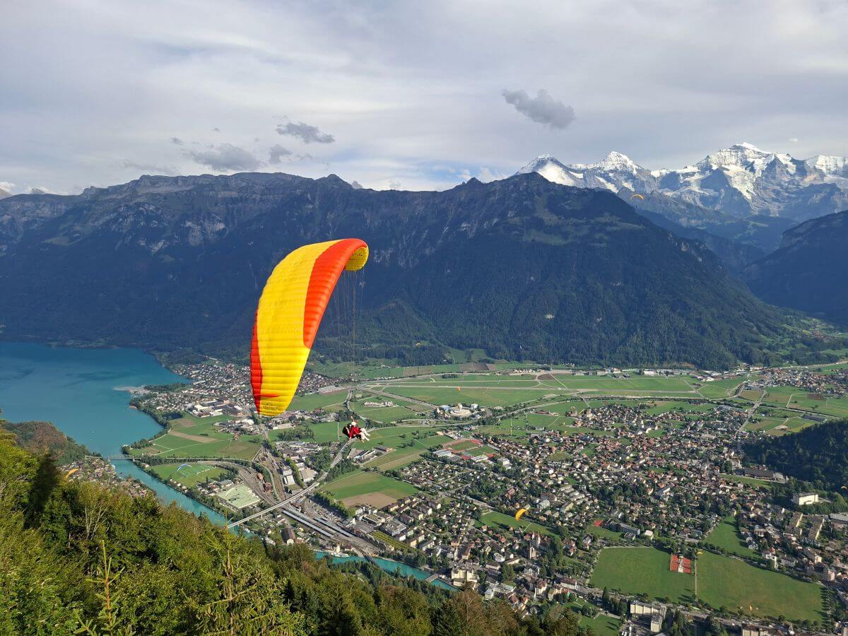 Espectaculares vuelos de Parapente en el Harder Kulm