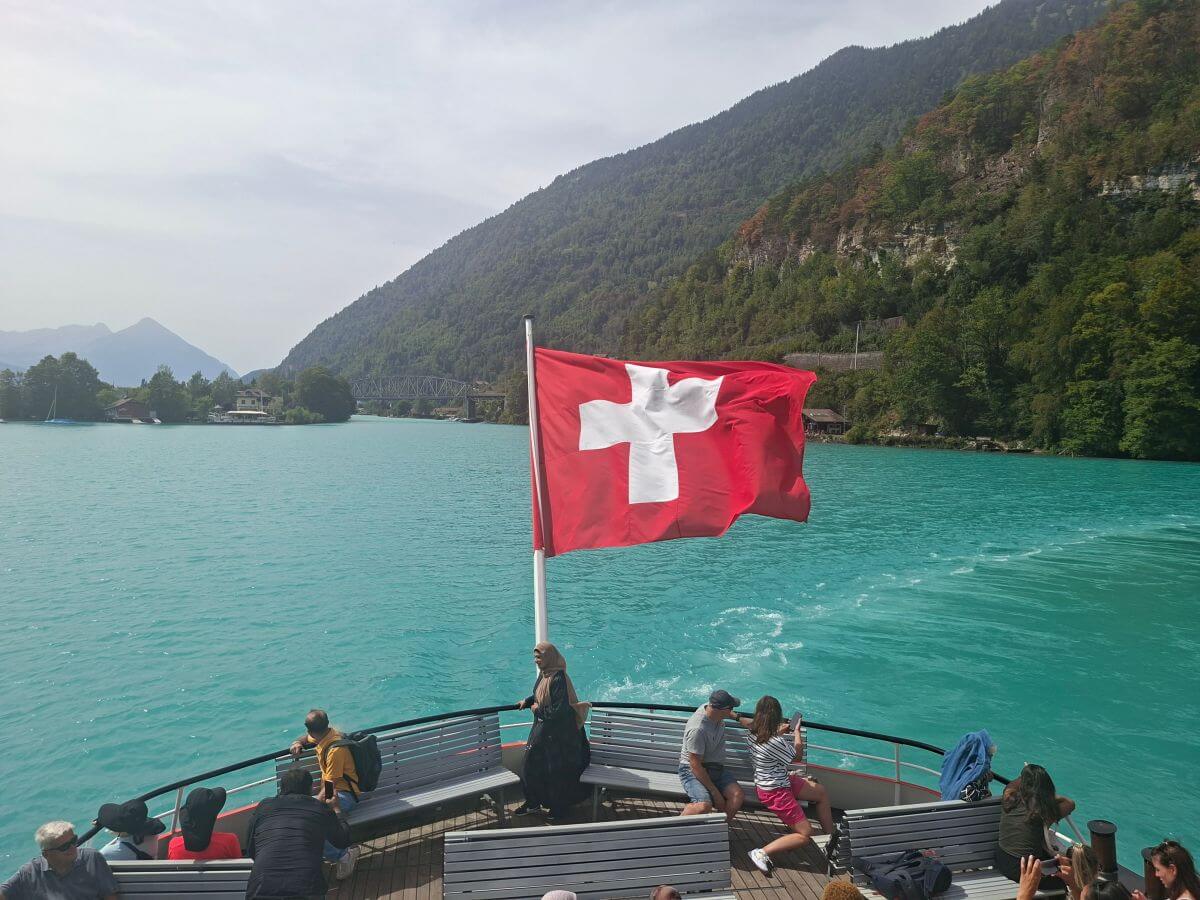 La bandera suiza ondea en los barcos del lago de Brienz
