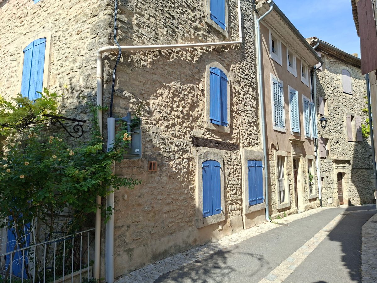 Las típicas ventanas azules de la Provenza francesa