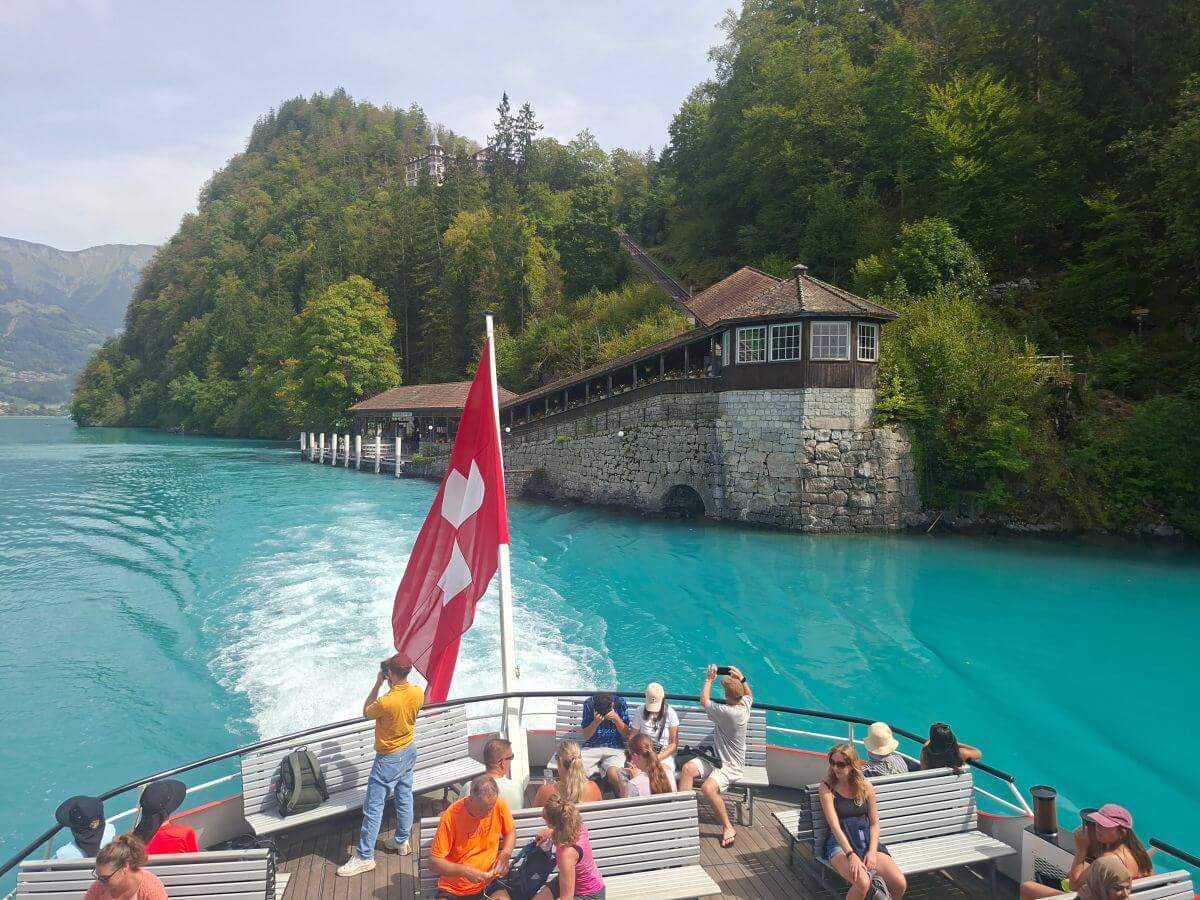 Llegando al embarcadero de Giessbachfälle