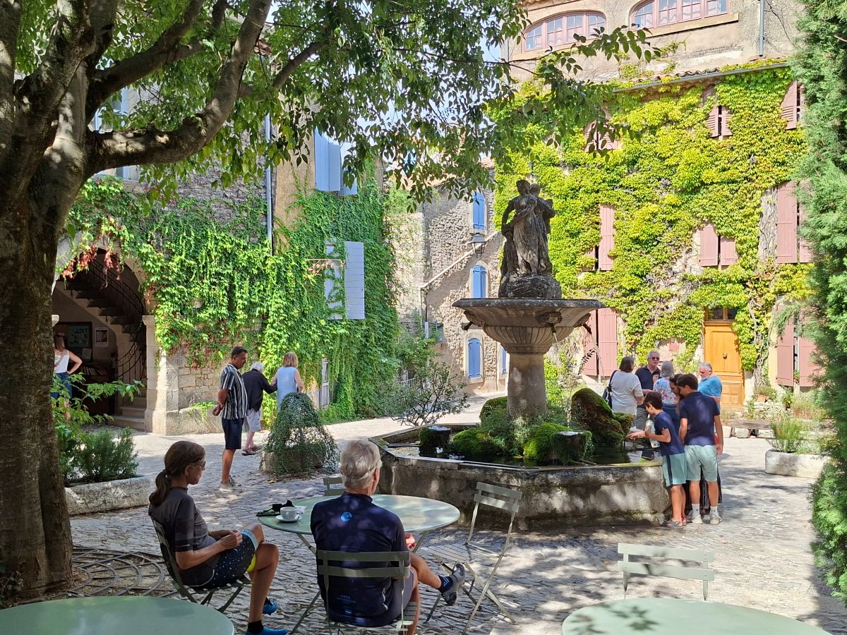 Tomando algo en la Plaza de la Fuente de Saignon