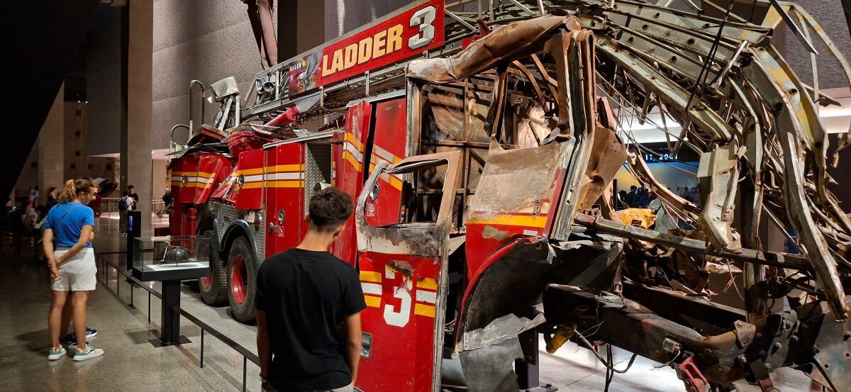 Un camión de bomberos reventado por la caída de las torres gemelas