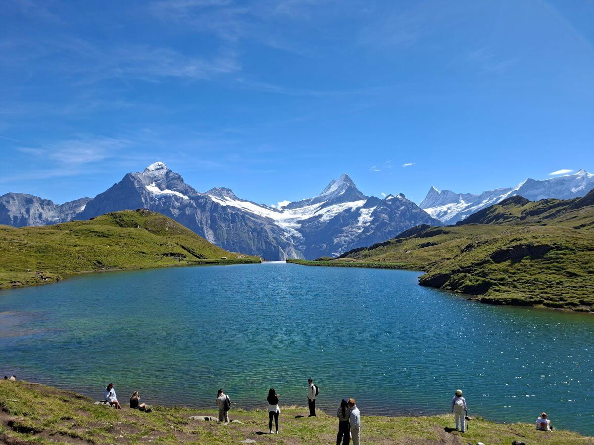 El Wetterhorn y el Schreckhorn desde el lago Bachalpsee