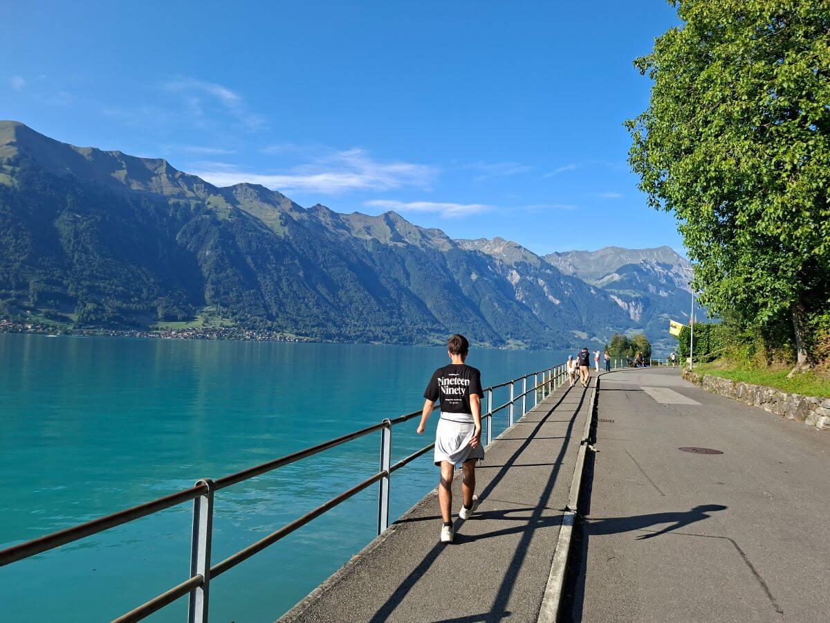 El paseo junto al lago de Brienz en Iseltwald
