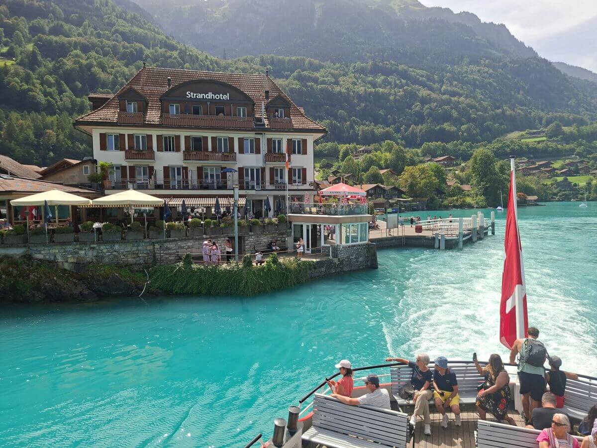 Iseltwald desde el barco que recorre el lago de Brienz