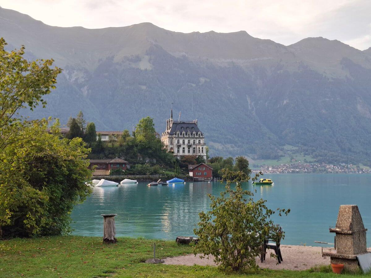 Jardines y lago de Brienz