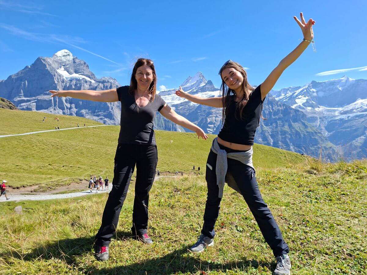 Las chicas se lo pasan en grande camino al lago Bachalp