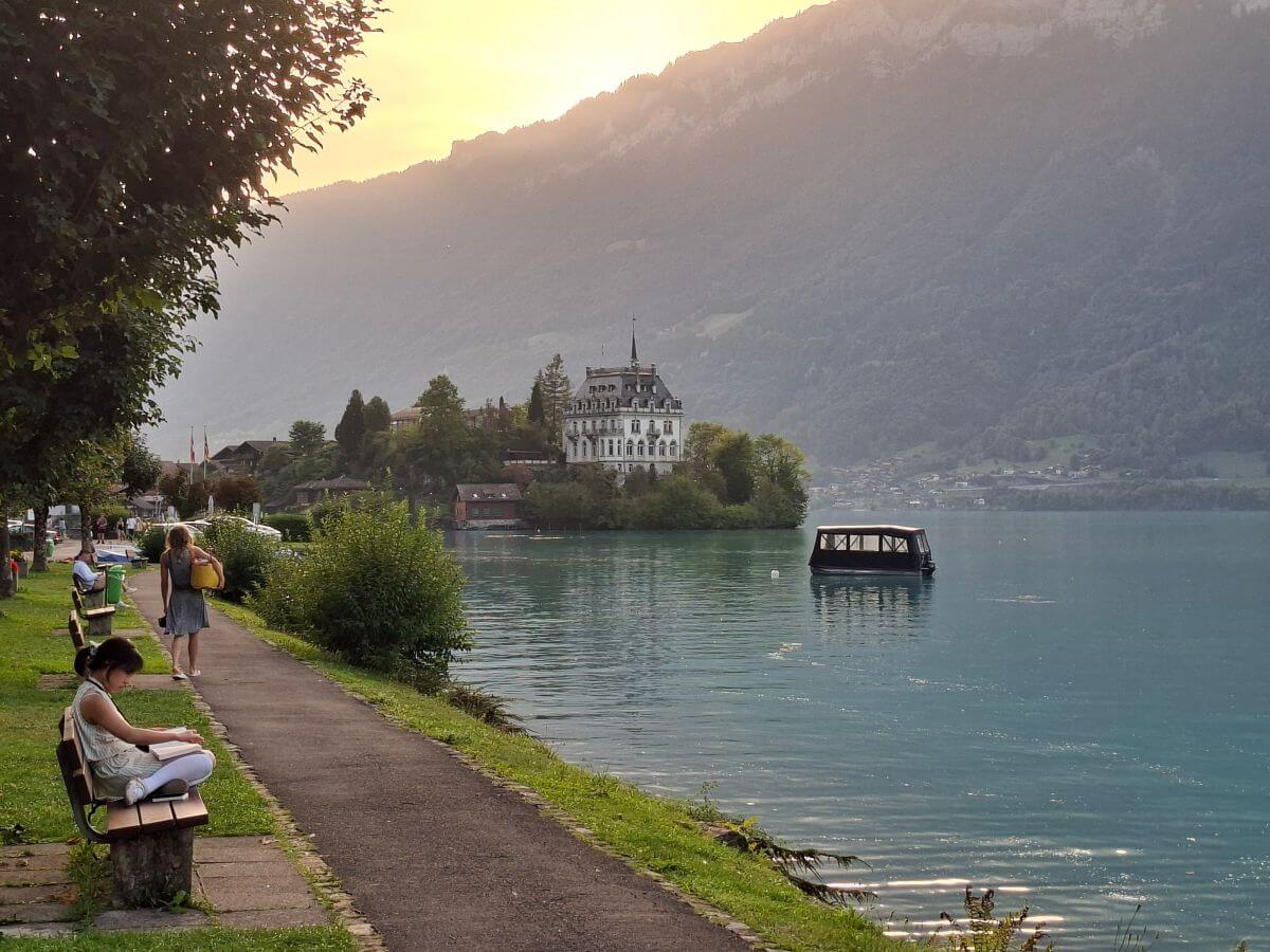 Leyendo al atardecer junto al lago de Brienz